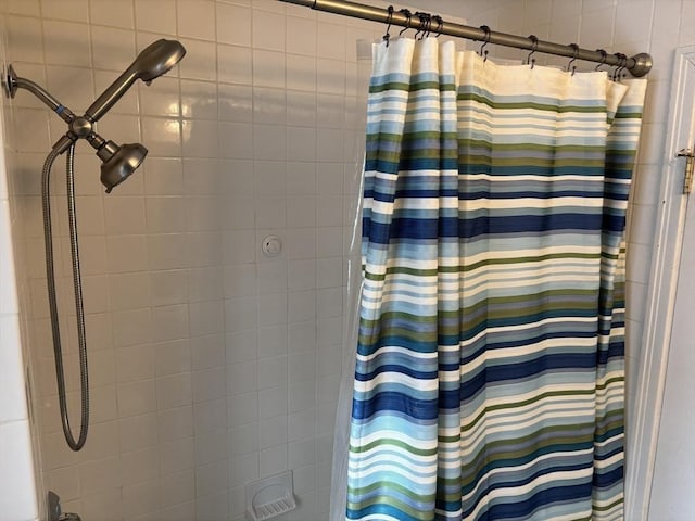 bathroom featuring a shower with shower curtain