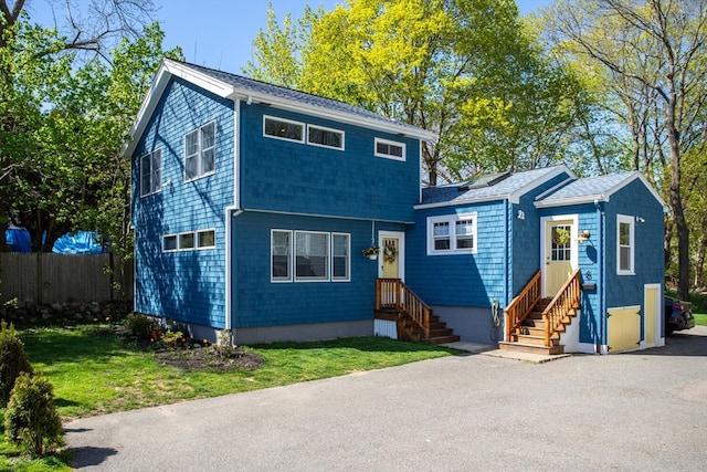 view of front of home featuring a front yard