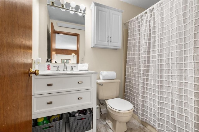 full bathroom featuring toilet, a shower with shower curtain, and vanity