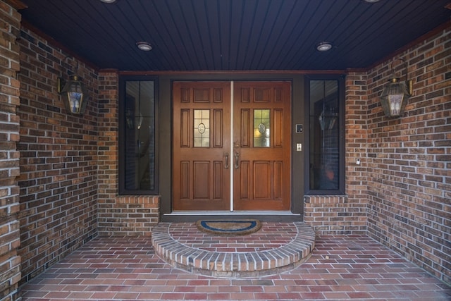 entrance to property featuring a porch