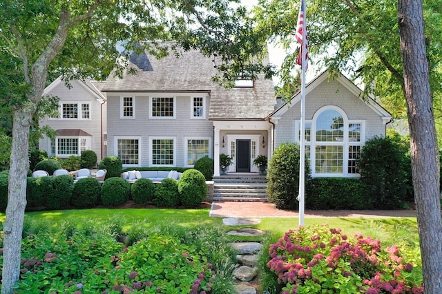 view of front facade with a front lawn