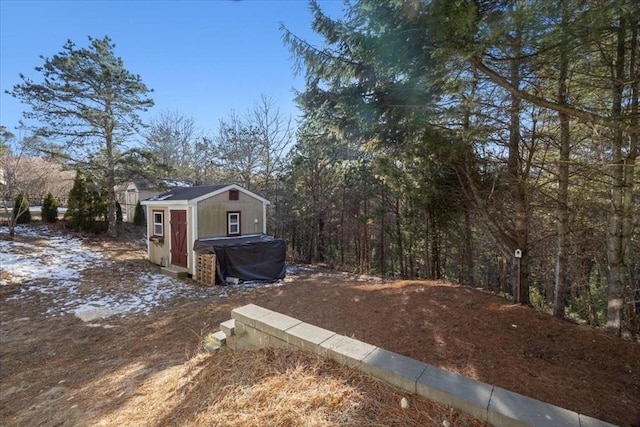 view of yard featuring a storage unit