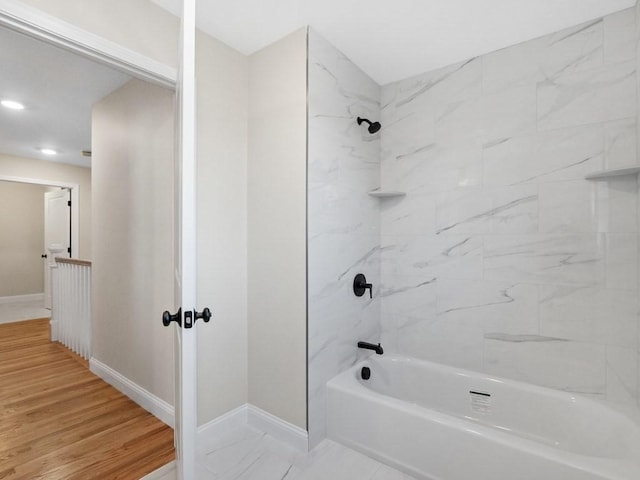 bathroom with tiled shower / bath