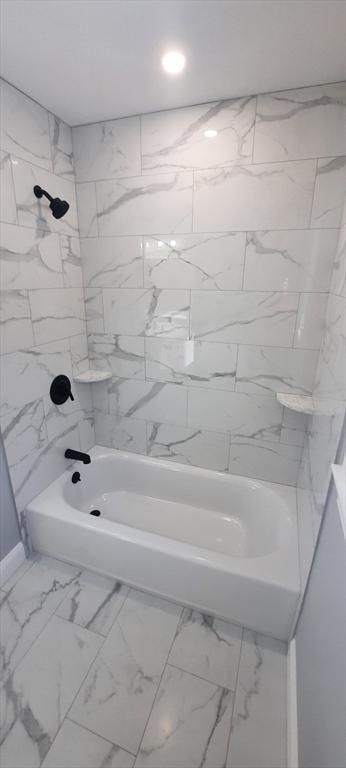 bathroom with bathtub / shower combination