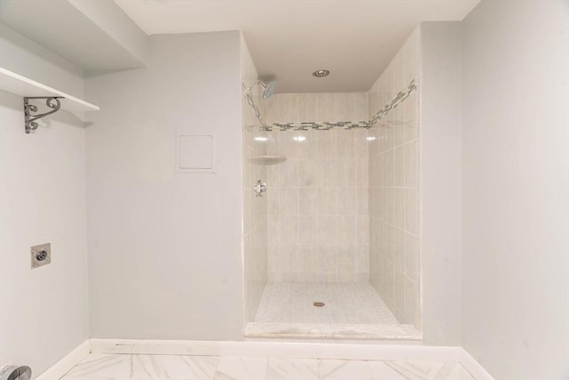 bathroom featuring tiled shower