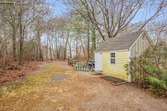 view of yard featuring an outdoor structure