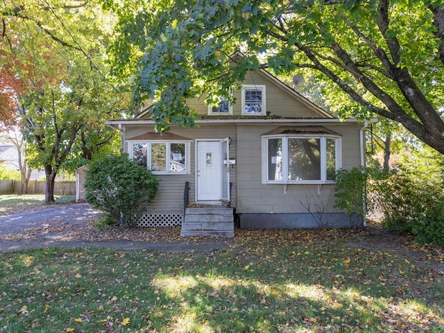 bungalow featuring a front yard