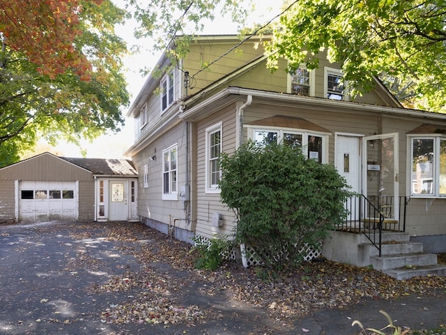 view of front facade featuring a garage