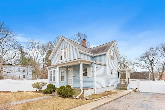 view of front of property featuring a front yard and a porch