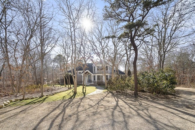 view of front of property featuring a front lawn