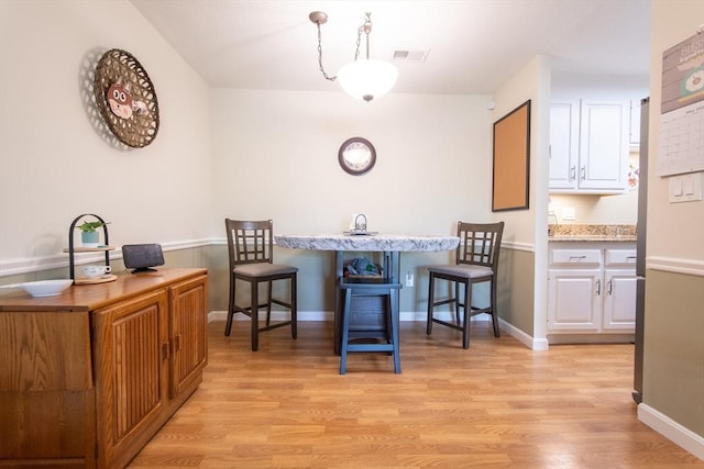 1610 Franklin Crossing Rd Unit 1610, Franklin, MA 02038 - dining space featuring light wood-type flooring and baseboards