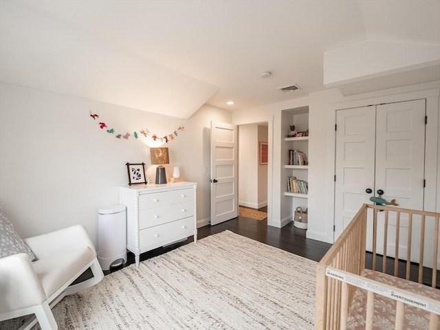 bedroom featuring visible vents, baseboards, dark wood finished floors, recessed lighting, and a closet