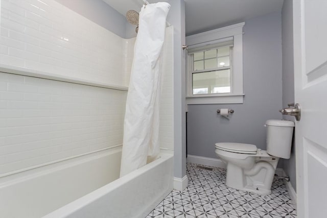 bathroom with toilet, baseboards, and shower / tub combo with curtain