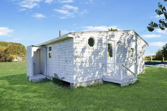 view of side of property featuring a lawn