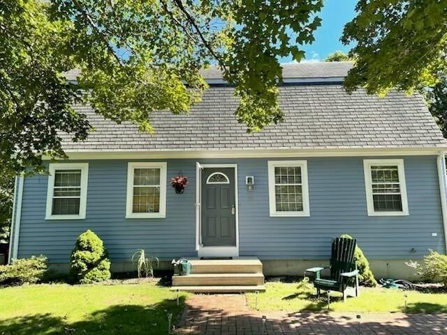 view of front of home with a front lawn