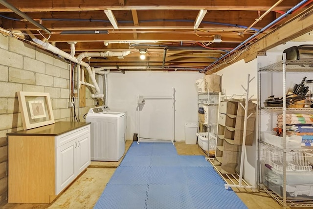 basement with washing machine and dryer