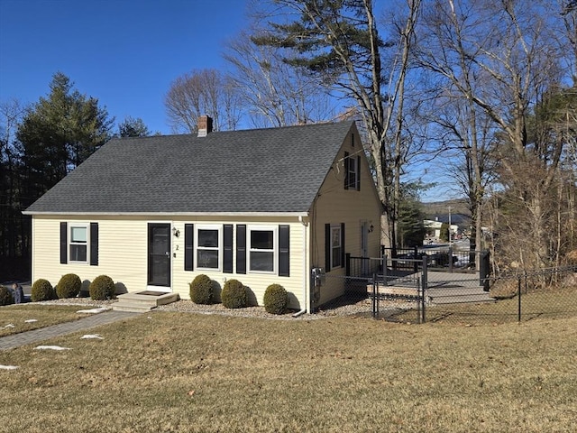 view of front facade with a front yard