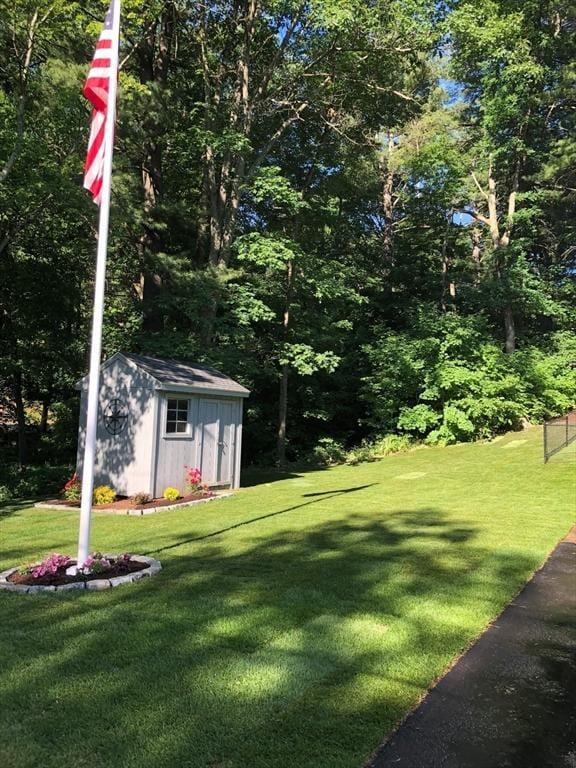 view of yard featuring a storage shed