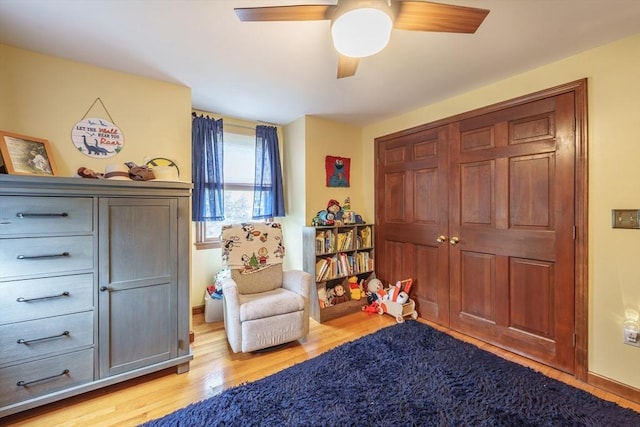 sitting room with light wood finished floors and ceiling fan