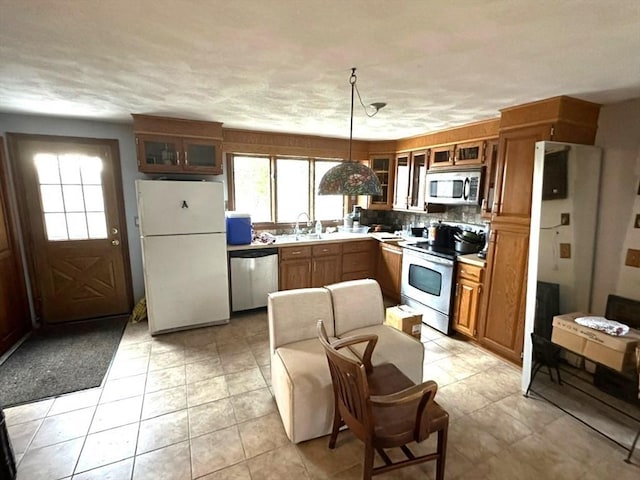 kitchen with stainless steel appliances, sink, and pendant lighting