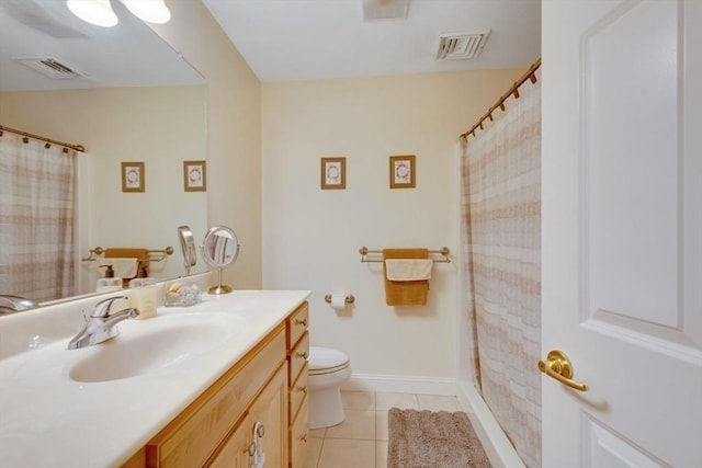 full bath featuring tile patterned flooring, toilet, vanity, baseboards, and a shower with curtain