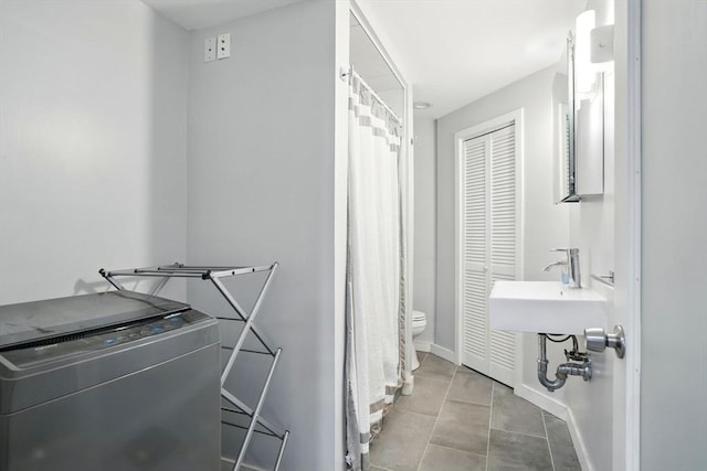 80 E Brookline St Unit 1, Boston, MA 02118 - laundry area featuring a sink, baseboards, and washer / dryer