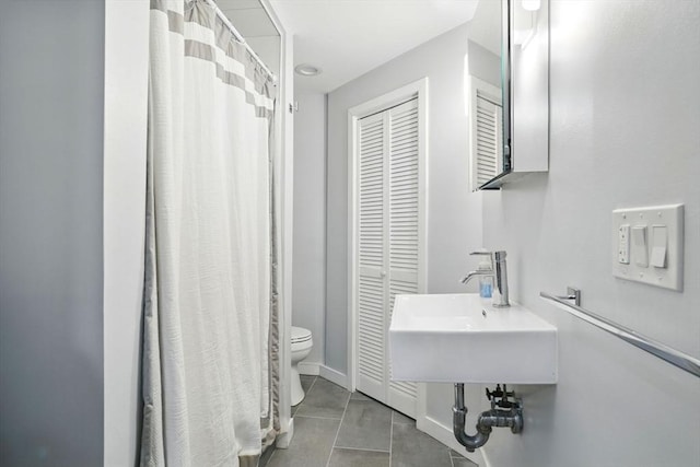 80 E Brookline St Unit 1, Boston, MA 02118 - full bathroom featuring toilet, a sink, a closet, baseboards, and curtained shower