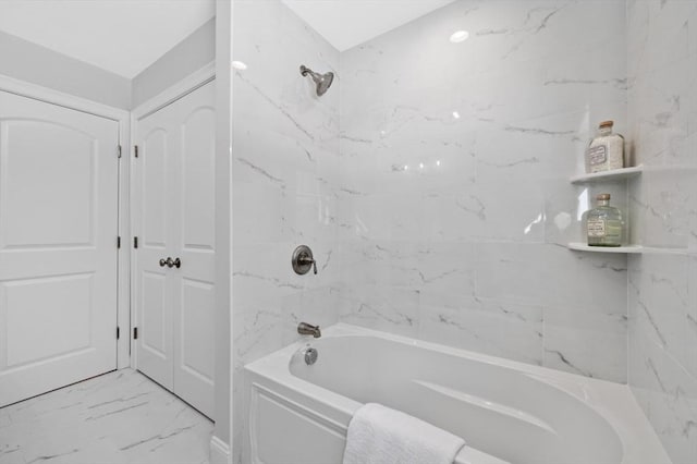 bathroom with tiled shower / bath combo