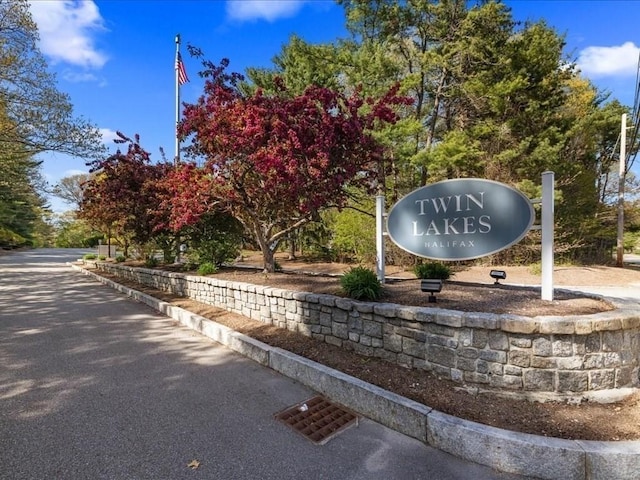 view of community / neighborhood sign