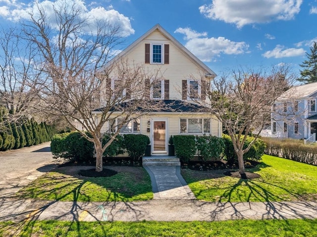 view of front of home featuring a front lawn