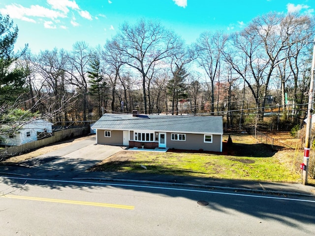 view of front facade featuring a front yard