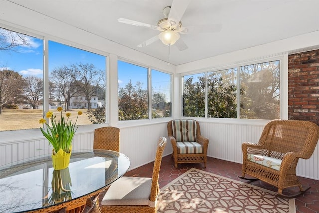 sunroom with ceiling fan