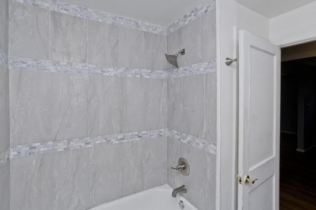 bathroom featuring tiled shower / bath combo