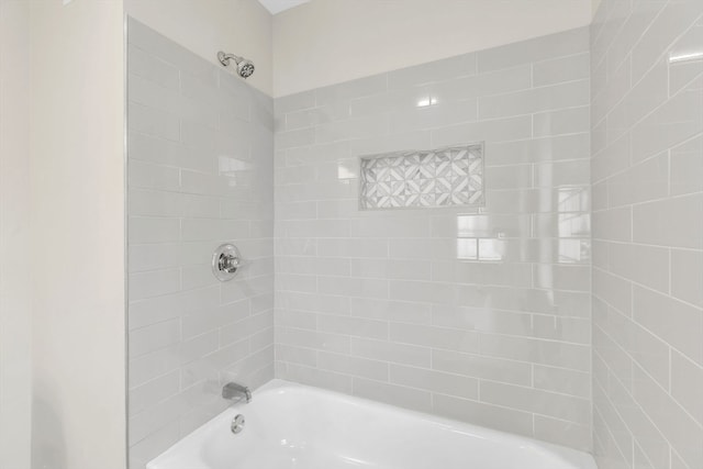 bathroom featuring tiled shower / bath combo