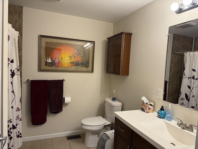 full bathroom featuring toilet, visible vents, baseboards, and vanity