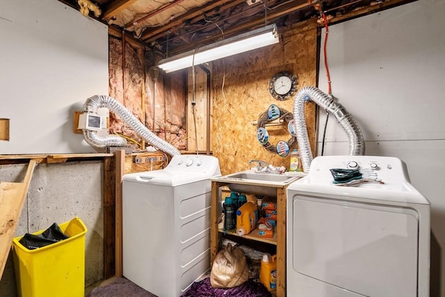 washroom featuring washing machine and clothes dryer