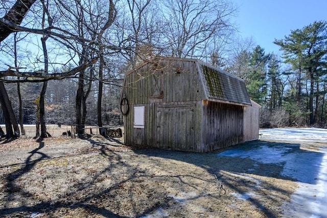 view of outdoor structure with an outdoor structure and driveway