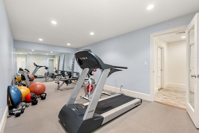 workout area with baseboards, carpet, visible vents, and recessed lighting