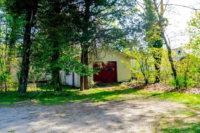 view of outbuilding featuring an outdoor structure and driveway