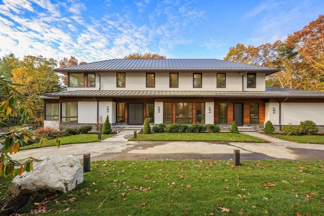 view of front of property featuring a front yard