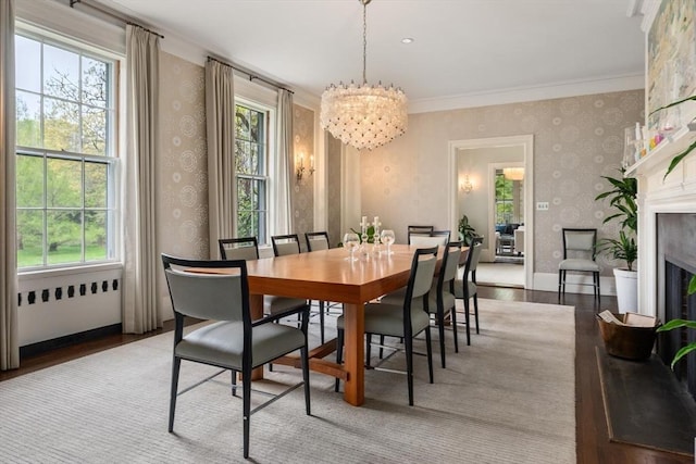 dining room featuring crown molding, light hardwood / wood-style floors, and an inviting chandelier