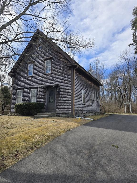 view of front of home with driveway