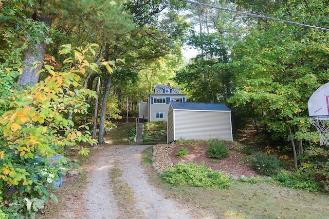 view of yard featuring an outbuilding