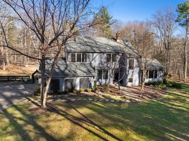 view of front of property featuring a front yard