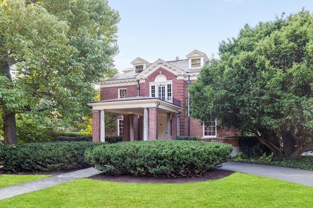 view of front of property featuring a front lawn