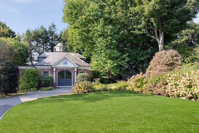 view of front facade featuring a front yard