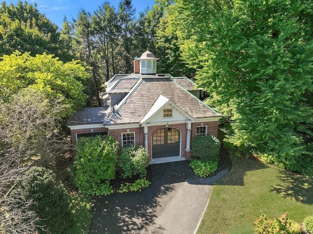 view of front of home with a front lawn