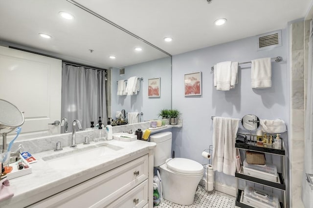 bathroom with toilet, a shower with curtain, visible vents, and recessed lighting