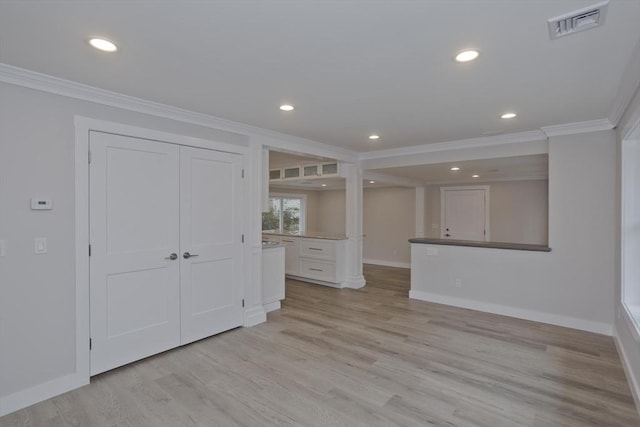 unfurnished room with light wood finished floors, recessed lighting, visible vents, and crown molding