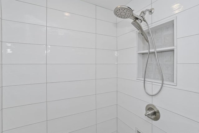 bathroom featuring tiled shower